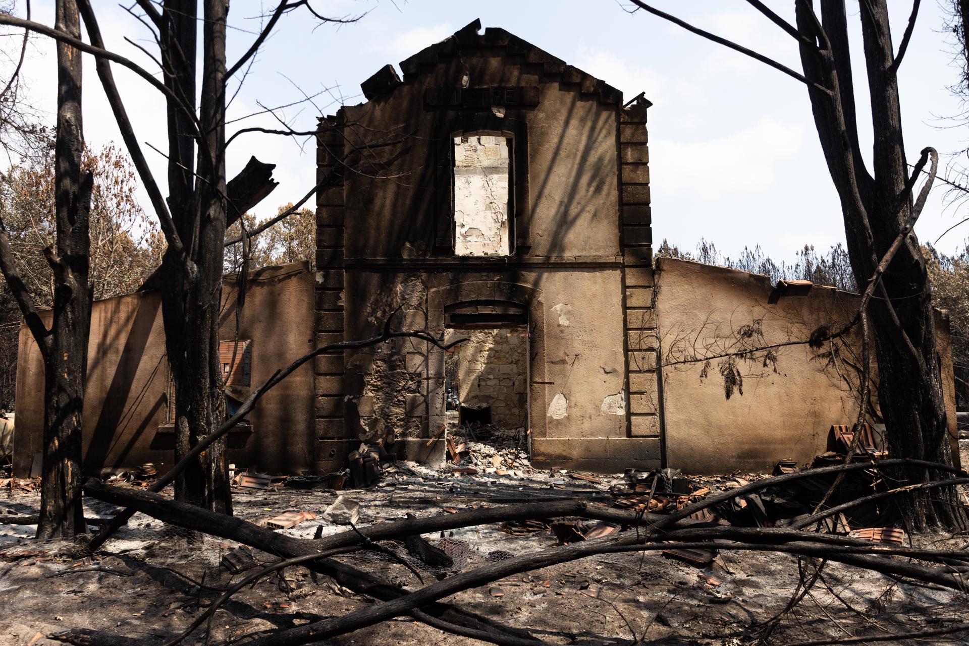 Una estructura dañada cerca de Le Porge, en el suroeste de Francia, este jueves. EFE/SOPHIE GARCIA