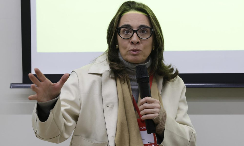 La decana de la Facultad de Derecho de la Universidad de Los Andes, Catalina Botero-Marino, habla durante la charla ‘Crisis climática en medio de crisis democrática‘ este sábado, en el marco del Festival Gabo en Bogotá (Colombia). EFE/ Carlos Ortega