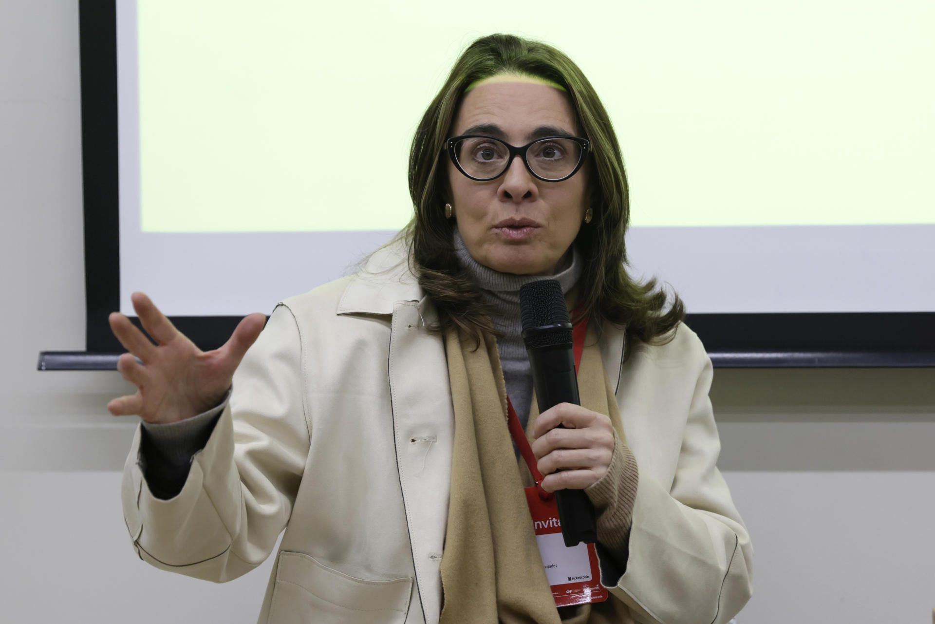 La decana de la Facultad de Derecho de la Universidad de Los Andes, Catalina Botero-Marino, habla durante la charla ‘Crisis climática en medio de crisis democrática‘ este sábado, en el marco del Festival Gabo en Bogotá (Colombia). EFE/ Carlos Ortega