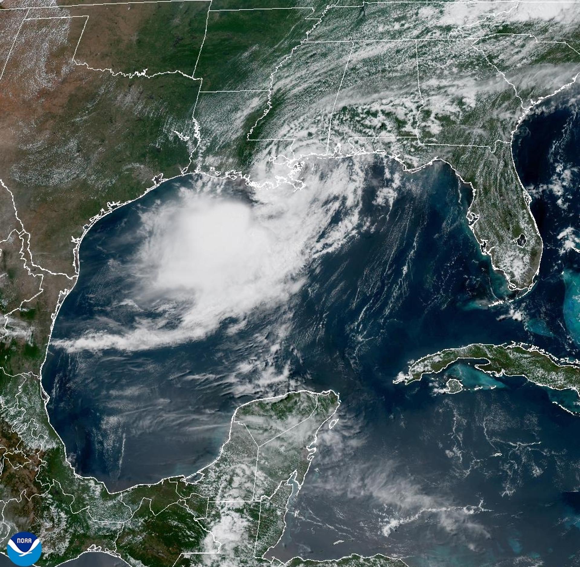 Fotografía satelital cedida ayer miércoles por la Oficina Nacional de Administración Oceánica y Atmosférica (NOAA) a través del Centro Nacional de Huracanes (NHC) que muestra la localización de la tormenta tropical Bertha entrando por el sureste del estado de Luisiana (EE.UU.). EFE/ NOAA-NHC /SOLO USO EDITORIAL/ NO VENTAS/ SOLO DISPONIBLE PARA ILUSTRAR LA NOTICIA QUE ACOMPAÑA (CRÉDITO OBLIGATORIO)
