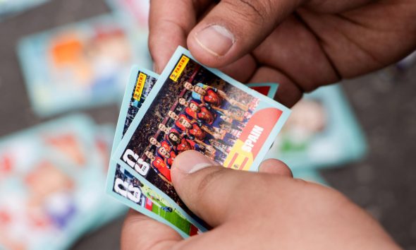 Una persona sostiene una estampa del álbum del Mundial de la FIFA 2026 este domingo, en el Zócalo de la Ciudad de México (México). EFE/Mario Guzmán