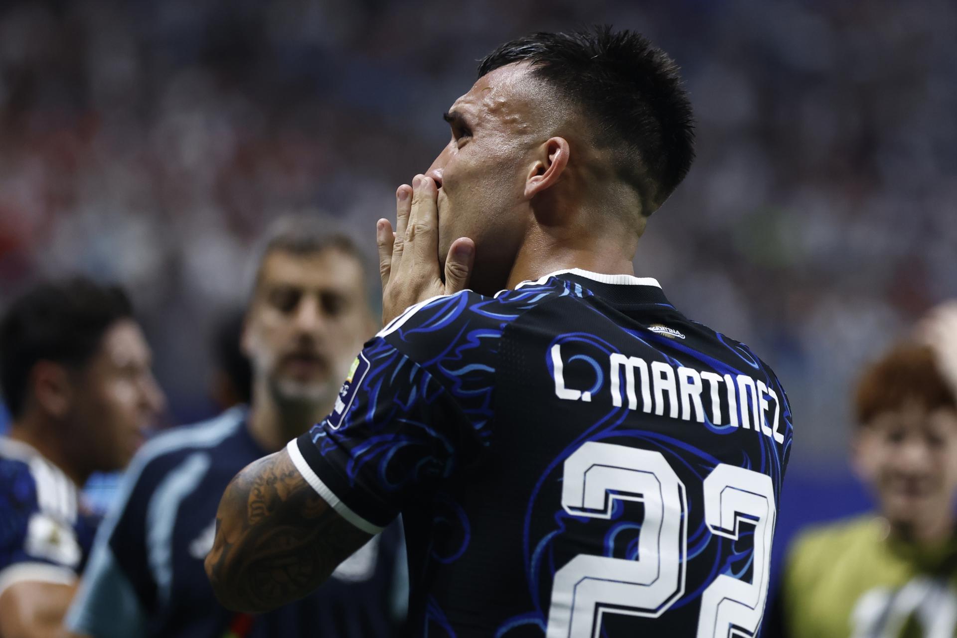 El delantero Lautaro Martínez celebra el segundo gol de su equipo durante la semifinal del Mundial que jugaron Inglaterra y Argentina en Atlanta. EFE/EPA/WILL OLIVER
