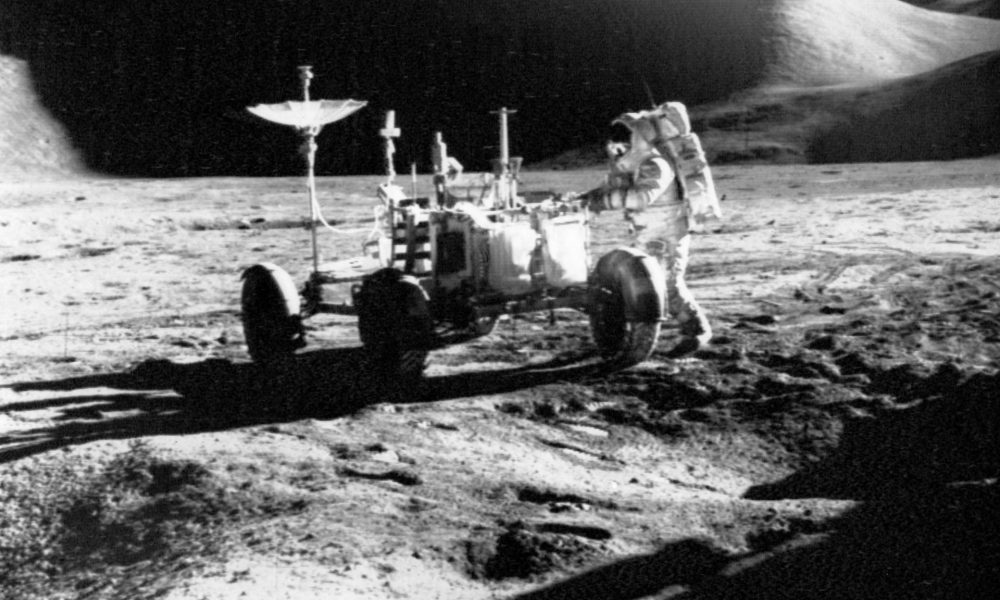 El 31 de julio de 1971 los astronautas Dave Scott y Jim Irwin, de la misión estadounidense Apolo XV, protagonizaron el primer paseo por la Luna con el Vehículo Explorador Lunar (LRV). EFE/Archivo