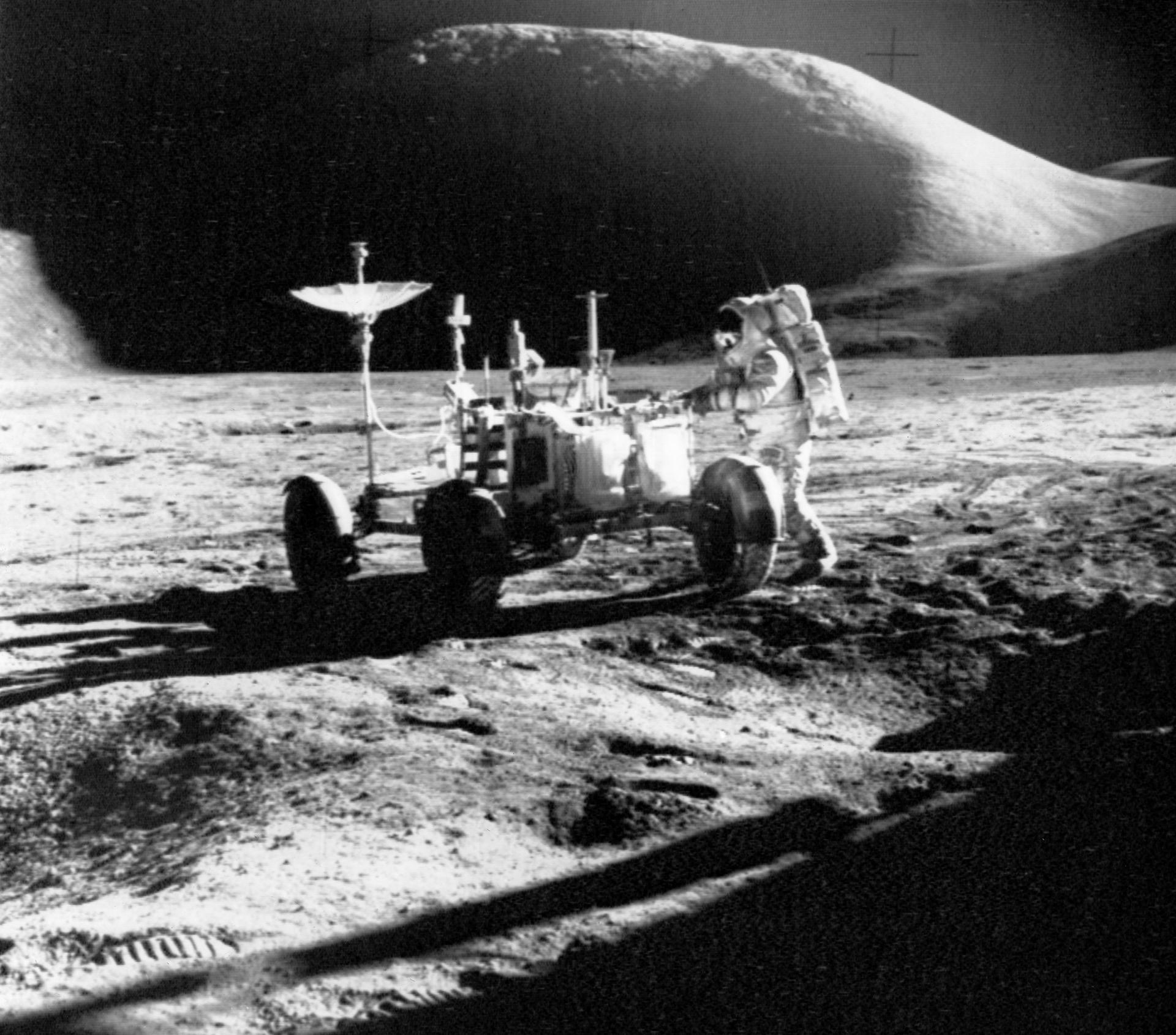 El 31 de julio de 1971 los astronautas Dave Scott y Jim Irwin, de la misión estadounidense Apolo XV, protagonizaron el primer paseo por la Luna con el Vehículo Explorador Lunar (LRV). EFE/Archivo