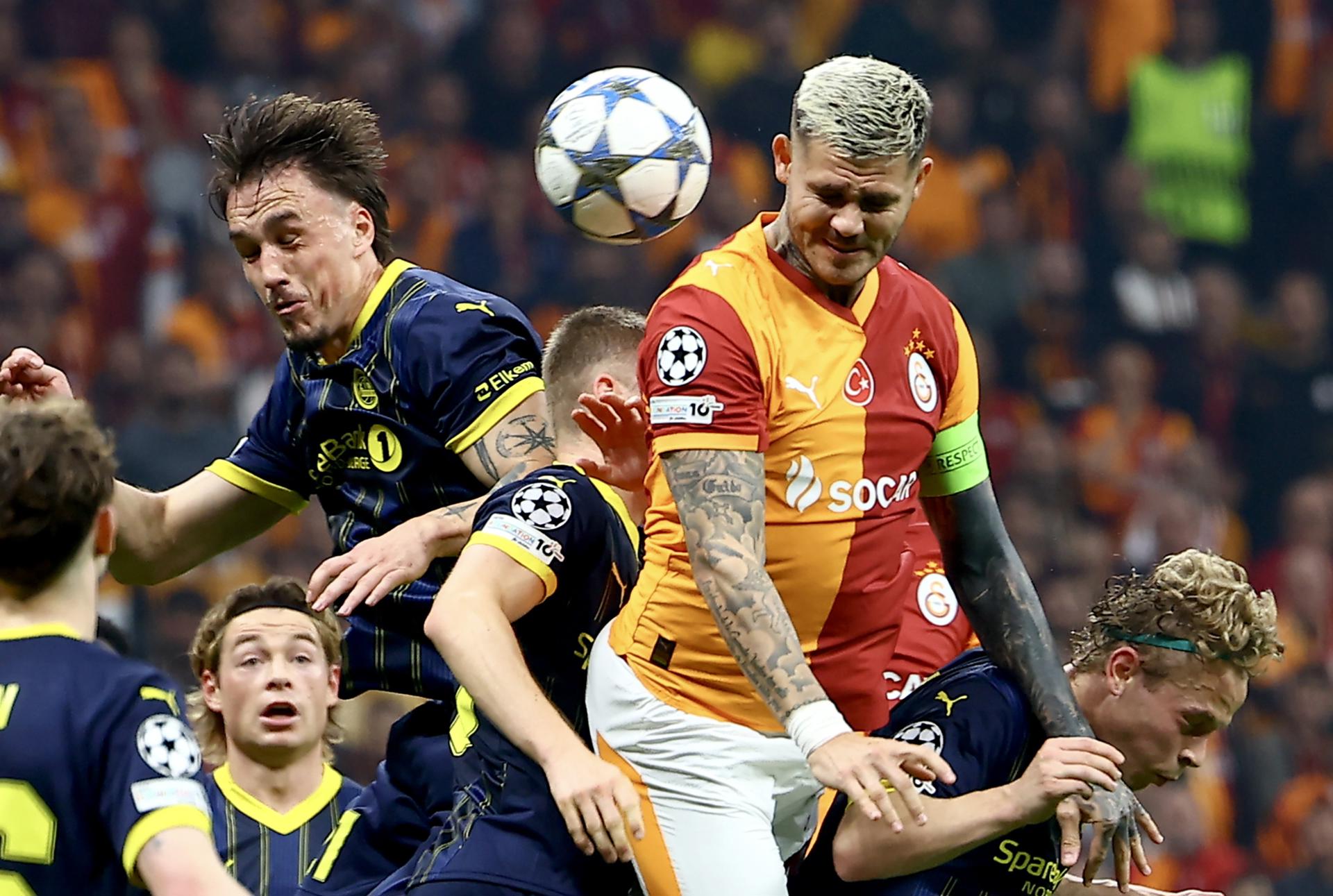 Fotografía del 22 de octubre de 2025, en la que puede verse al futbolista argentino Mauro Icardi (2d), del Galatasaray, durante un partido de la Liga de Campeones. EFE/ TOLGA BOZOGLU