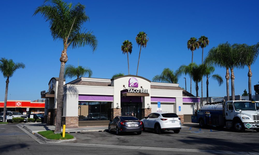 Fotografía de la fachada de un local de Taco Bell este jueves, en Los Ángeles, California (Estados Unidos). EFE/ Omar Alonso