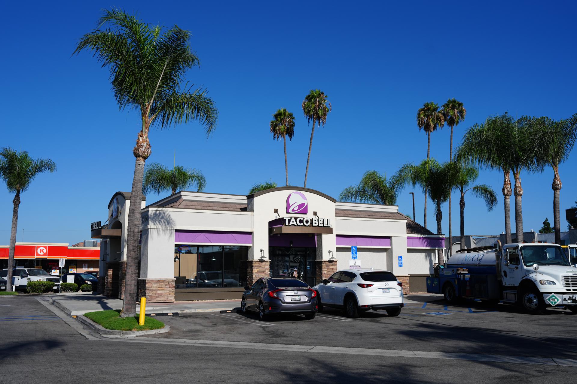 Fotografía de la fachada de un local de Taco Bell este jueves, en Los Ángeles, California (Estados Unidos). EFE/ Omar Alonso