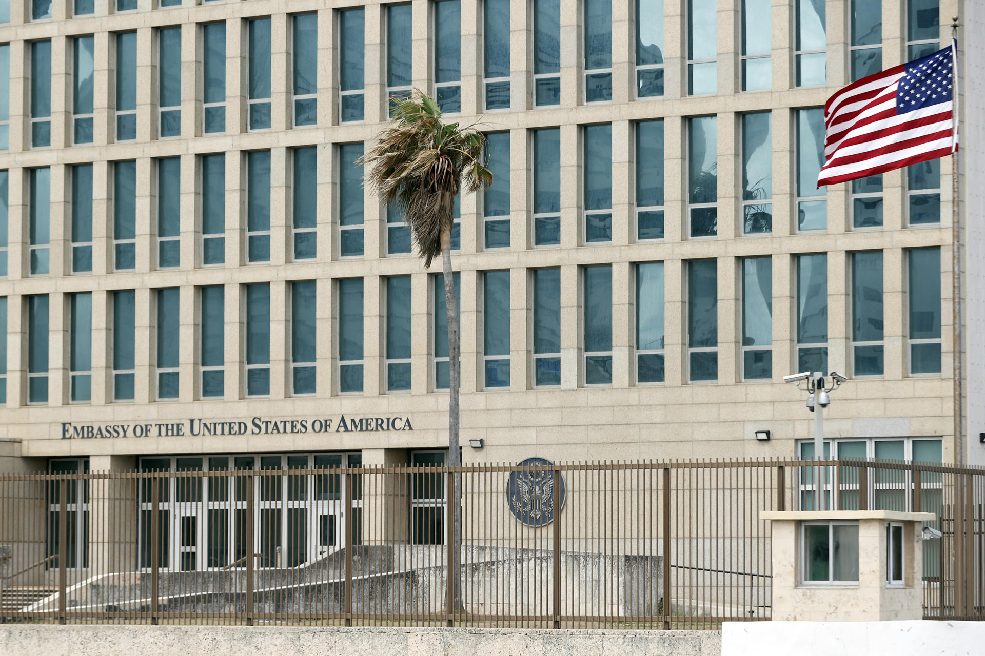 Fotografía archivo del frontispicio de la Embajada de Estados Unidos en Cuba, en La Habana (Cuba). EFE/Ernesto Mastrascusa