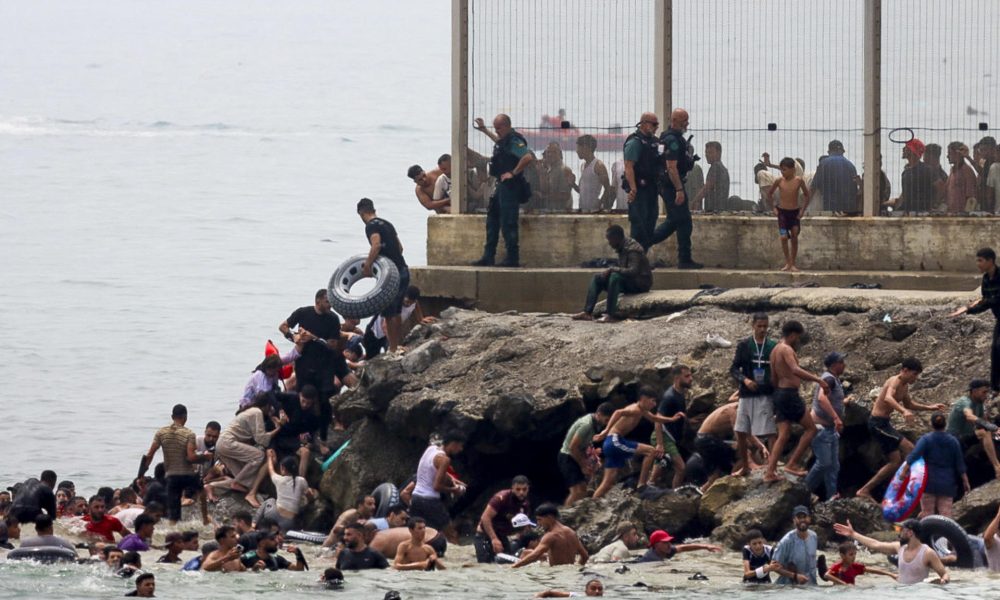 Miles de jóvenes marroquíes llegaron este jueves a la frontera entre Castillejos (Marruecos) y Ceuta para tratar de cruzar la valla que separa las dos ciudades, según pudo comprobar EFE. Cientos de ellos saltaron las vallas de protección, que no estaban custodiadas en ese momento por policías, y accedieron a Ceuta. EFE/Reduan Dris