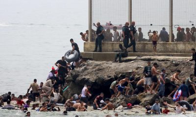 Miles de jóvenes marroquíes llegaron este jueves a la frontera entre Castillejos (Marruecos) y Ceuta para tratar de cruzar la valla que separa las dos ciudades, según pudo comprobar EFE. Cientos de ellos saltaron las vallas de protección, que no estaban custodiadas en ese momento por policías, y accedieron a Ceuta. EFE/Reduan Dris