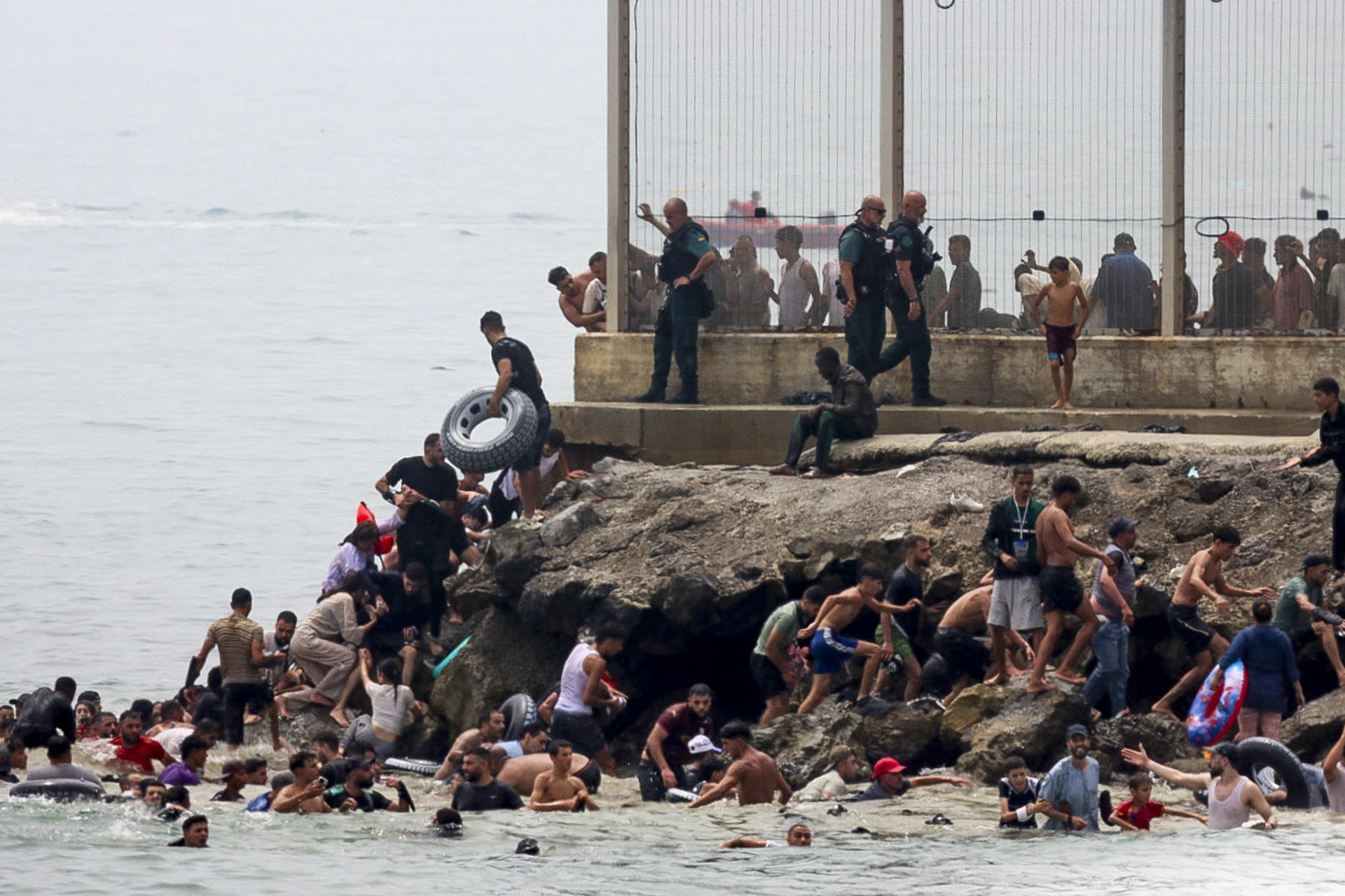 Miles de jóvenes marroquíes llegaron este jueves a la frontera entre Castillejos (Marruecos) y Ceuta para tratar de cruzar la valla que separa las dos ciudades, según pudo comprobar EFE. Cientos de ellos saltaron las vallas de protección, que no estaban custodiadas en ese momento por policías, y accedieron a Ceuta. EFE/Reduan Dris