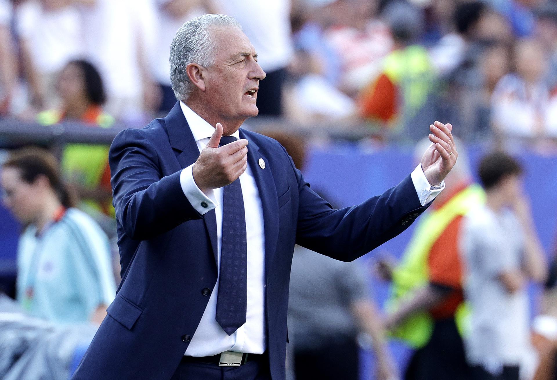 El seleccionador de Paraguay, Gustavo Alfaro, afirmó este viernes que Francia, su rival en octavos de final del Mundial, es com "una tormenta eléctrica". EFE/EPA/SHAWN THEW
