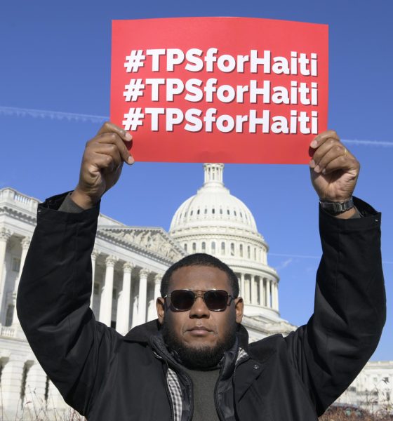 Fotografía de archivo que muestra a un activista sosteniendo un letrero que pide Estatus de Protección Temporal (TPS) para Haití en el triángulo del Congreso en Washington (Estados Unidos). EFE/Lenin Nolly