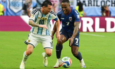 El delantero caboverdiano Jovane Cabral (d), quien ha sido anunciado este jueves como nuevo refuerzo del Gremio brasileño, es captado el 3 de julio durante un partido del Mundial en Miami contra la Argentina de Lionel Messi (i). EFE/ Alberto Boal