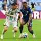 El delantero caboverdiano Jovane Cabral (d), quien ha sido anunciado este jueves como nuevo refuerzo del Gremio brasileño, es captado el 3 de julio durante un partido del Mundial en Miami contra la Argentina de Lionel Messi (i). EFE/ Alberto Boal