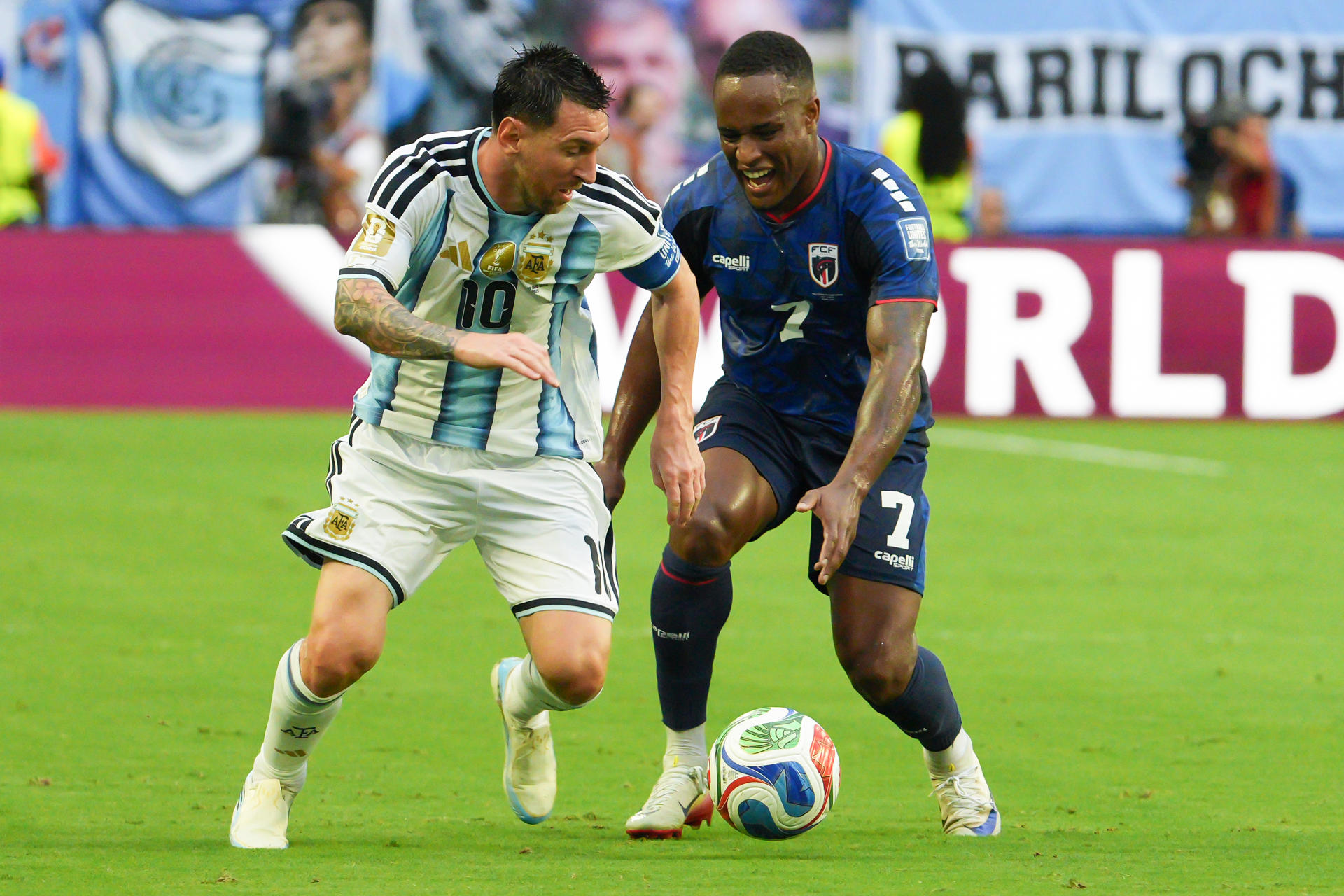 El delantero caboverdiano Jovane Cabral (d), quien ha sido anunciado este jueves como nuevo refuerzo del Gremio brasileño, es captado el 3 de julio durante un partido del Mundial en Miami contra la Argentina de Lionel Messi (i). EFE/ Alberto Boal