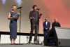 El actor y cineasta estadounidense Jesse Eisenberg (d) recibió este sábado el Premio del Presidente en el Festival Internacional de Cine de Karlovy Vary por su "sensibilidad transatlántica" y su trayectoria artística, que, según aseguró en su discurso, espera que encuentre en Europa un nuevo rumbo. EFE/ Sara Corsellas