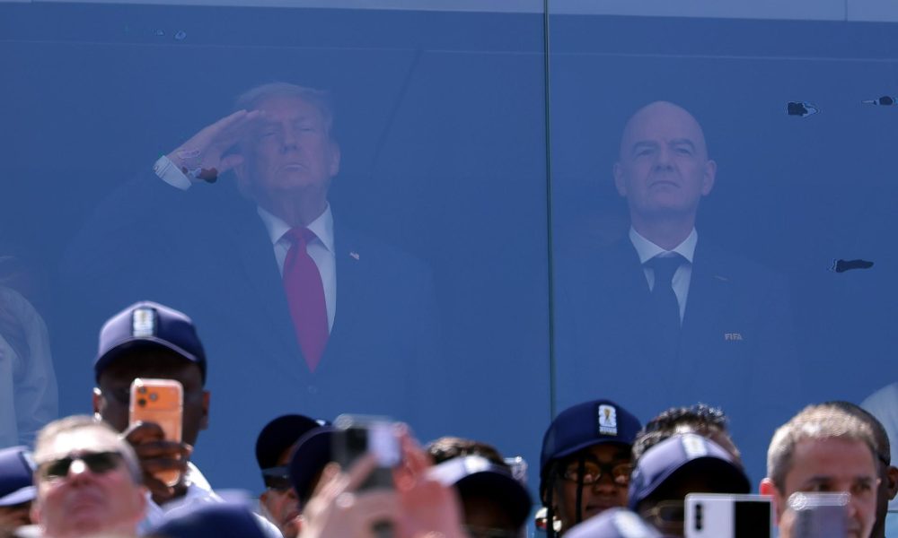 Fotografía del pasado 19 de julio, en la que puede verse al presidente de Estados Unidos, Donald Trump (i), y al presidente de la FIFA, Gianni Infantino (d), durante la final del Mundial de Estados Unidos, México y Canadá. EFE/CHRISTOPHER NEUNDORF