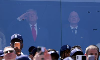 Fotografía del pasado 19 de julio, en la que puede verse al presidente de Estados Unidos, Donald Trump (i), y al presidente de la FIFA, Gianni Infantino (d), durante la final del Mundial de Estados Unidos, México y Canadá. EFE/CHRISTOPHER NEUNDORF