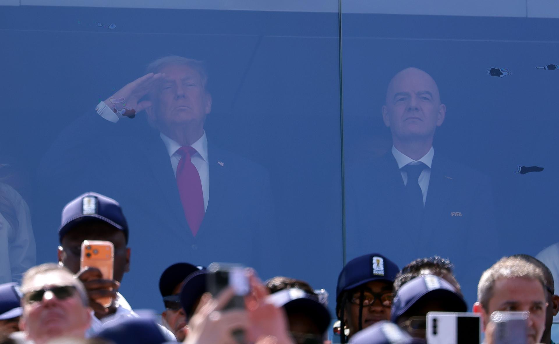 Fotografía del pasado 19 de julio, en la que puede verse al presidente de Estados Unidos, Donald Trump (i), y al presidente de la FIFA, Gianni Infantino (d), durante la final del Mundial de Estados Unidos, México y Canadá. EFE/CHRISTOPHER NEUNDORF