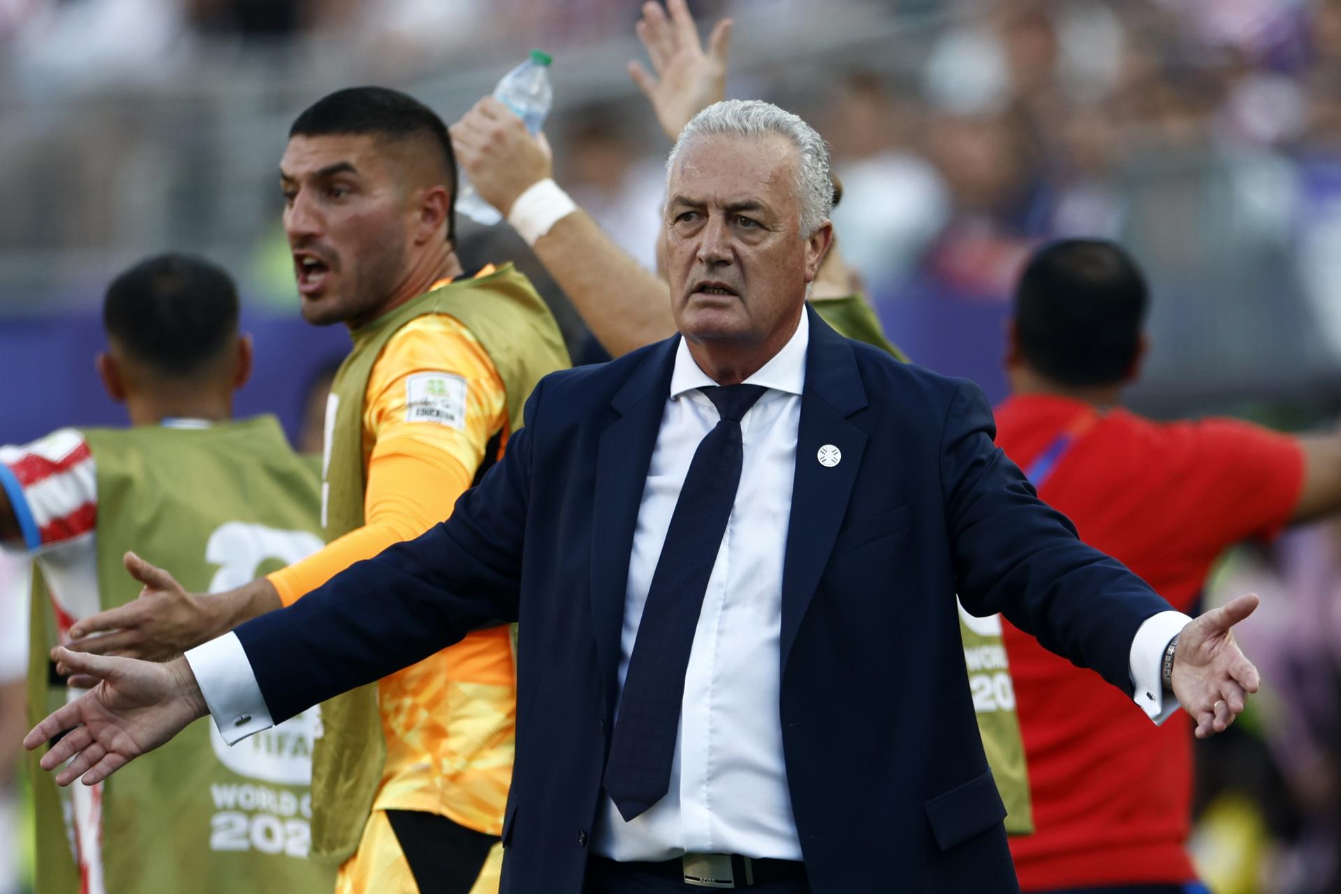El entrenador argentino Gustavo Alfaro afirmó este sábado que el fútbol paraguayo necesita que "la espuma baje", para significar que los directivos y él necesitan tiempo para asimilar la eliminación del Mundial a manos de Francia en la fase de dieciseisavos de final. EFE/EPA/WILL OLIVER