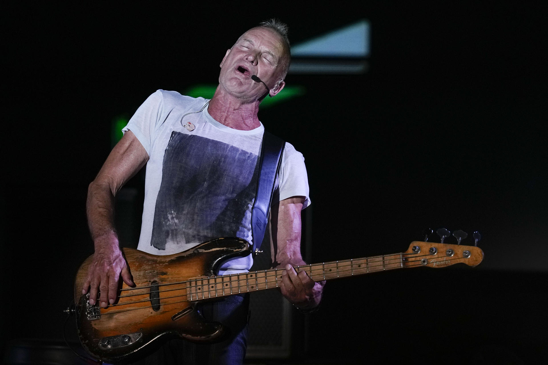 El cantante británico Sting, durante el concierto de su gira mundial STING 3.0. ofrecido este martes en Barcelona, en el marco del Festival Les Nits Occident. EFE/Enric Fontcuberta