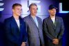 El mánager de Tesla para Uruguay, Andrés Folle (i), el presidente de Uruguay, Yamandú Orsi (c), y el líder de Nuevos Mercados de Tesla, Stephan Spazier, fueron captados este 17 de julio, al posar durante la presentación de la marca, en Montevideo (Uruguay). EFE/Hernán Ogállar