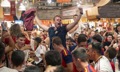 Aficionados de España celebran el triunfo de su selección durante la transmisión del partido de octavos de final del Mundial de la FIFA 2026 entre España y Portugal este 6 de julio de 2026, en Nueva York (EE.UU.). EFE/ Ángel Colmenares