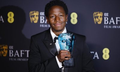 Fotografía de archivo, tomada el pasado 16 de febrero, en la que se captó al actor británico David Jonsson, al posar con el premio Estrella en ascenso, durante la gala de los BAFTA, en Londres (Reino Unido). Jonsson protagonizará la nueva cinta de la saga 'Black Panther' del universo Marvel. EFE/Tolga Akmen
