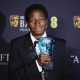 Fotografía de archivo, tomada el pasado 16 de febrero, en la que se captó al actor británico David Jonsson, al posar con el premio Estrella en ascenso, durante la gala de los BAFTA, en Londres (Reino Unido). Jonsson protagonizará la nueva cinta de la saga 'Black Panther' del universo Marvel. EFE/Tolga Akmen