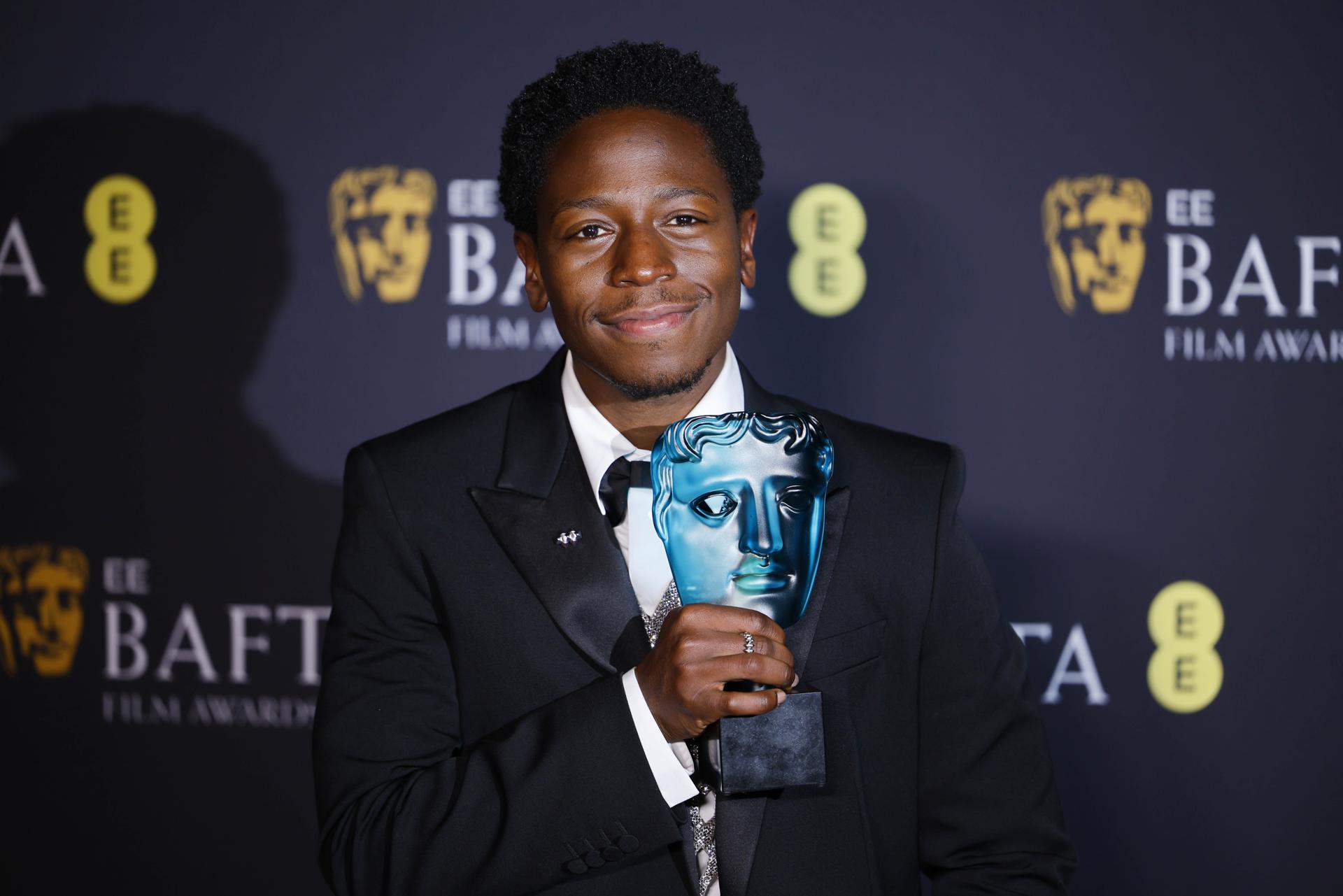Fotografía de archivo, tomada el pasado 16 de febrero, en la que se captó al actor británico David Jonsson, al posar con el premio Estrella en ascenso, durante la gala de los BAFTA, en Londres (Reino Unido). Jonsson protagonizará la nueva cinta de la saga 'Black Panther' del universo Marvel. EFE/Tolga Akmen