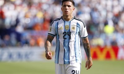 Fotografía del 19 de julio de 2026 en la que se observa a Enzo Fernández, de Argentina, al abandonar el campo tras ser expulsado durante el partido de la final del Mundial 2026 entre España y Argentina en Nueva Jersey (EE.UU.). EFE/SHAWN THEW