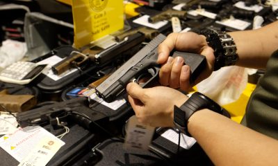 Fotografía de archivo en la que se captaron las manos de un hombre al empuñar un arma Glock 19, en Miami (FL, EE.UU.). EFE/Gaston de Cárdenas
