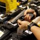 Fotografía de archivo en la que se captaron las manos de un hombre al empuñar un arma Glock 19, en Miami (FL, EE.UU.). EFE/Gaston de Cárdenas