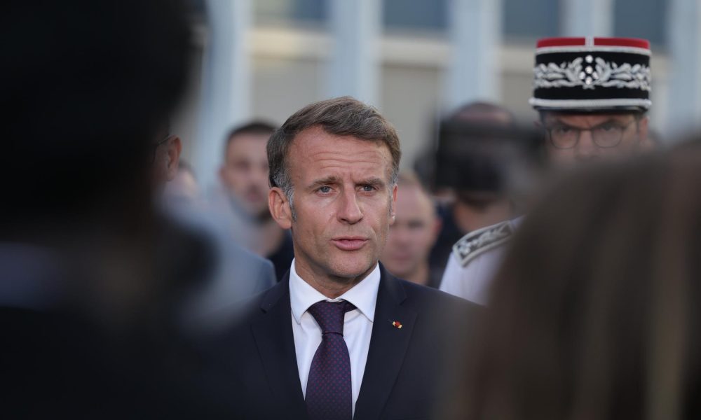- El presidente de Francia, Emmanuel Macron, habla con la prensa tras una visita al centro operativo departamental de bomberos y rescate (CODIS) en Burdeos. (Francia, Burdeos) EFE/EPA/KENZO TRIBOUILLARD / POOL