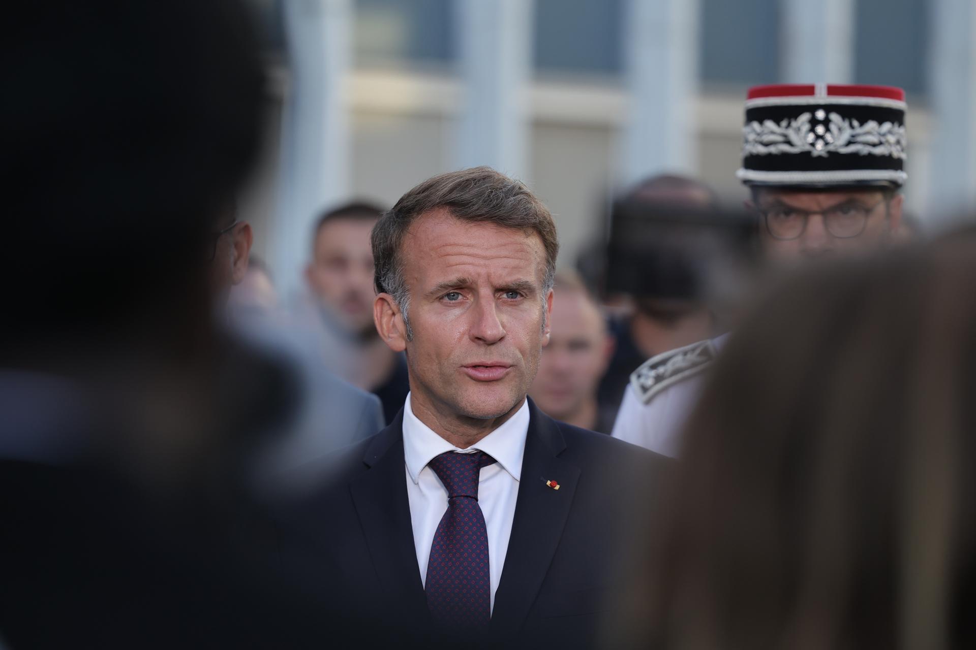 - El presidente de Francia, Emmanuel Macron, habla con la prensa tras una visita al centro operativo departamental de bomberos y rescate (CODIS) en Burdeos. (Francia, Burdeos) EFE/EPA/KENZO TRIBOUILLARD / POOL