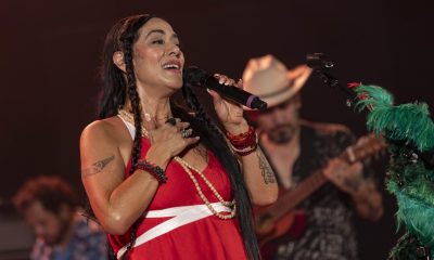 La cantante mexicana Lila Downs durante un momento del concierto que ha ofrecido dentro del marco del Festival La Mar de Músicas, este lunes en el Auditorio Paco Martín de Cartagena. EFE/Marcial Guillén