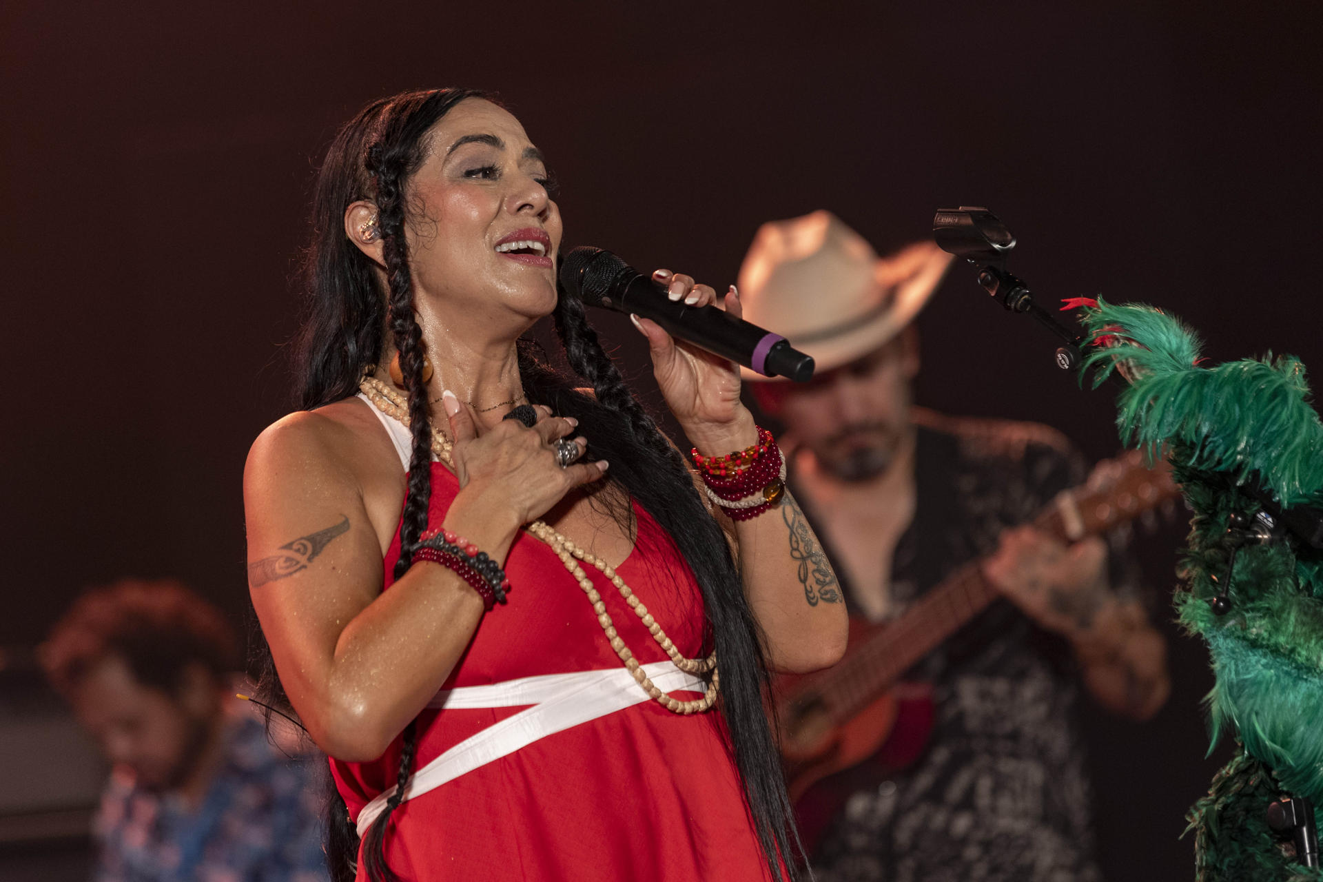 La cantante mexicana Lila Downs durante un momento del concierto que ha ofrecido dentro del marco del Festival La Mar de Músicas, este lunes en el Auditorio Paco Martín de Cartagena. EFE/Marcial Guillén