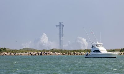 Vista general este 16 de julio del cohete Starship V3 de Space, antes de su despegue para su decimotercer vuelo de prueba, en la plataforma de lanzamiento en Starbase, visto desde Isla de Padre Sur (Texas, EE.UU.). EFE/Michael González