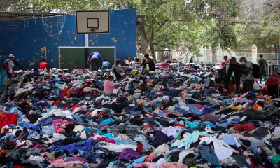 Personas seleccionan ropa en La Guaira (Venezuela). EFE/ Raúl Martínez