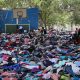Personas seleccionan ropa en La Guaira (Venezuela). EFE/ Raúl Martínez