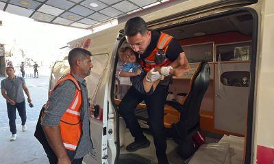 GAZA (GAZA Y CISJORDANIA), 19/07/2026.- Heridos son trasladados al hospital de campaña Al Kuwait tras un ataque aéreo este domingo contra tiendas de campaña de desplazados en la zona de Mawasi (Jan Yunis, sur de la Franja), en el que el ejército israelí mató a un gazatí e hirió a otros diez, la mayoría niños. EFE/