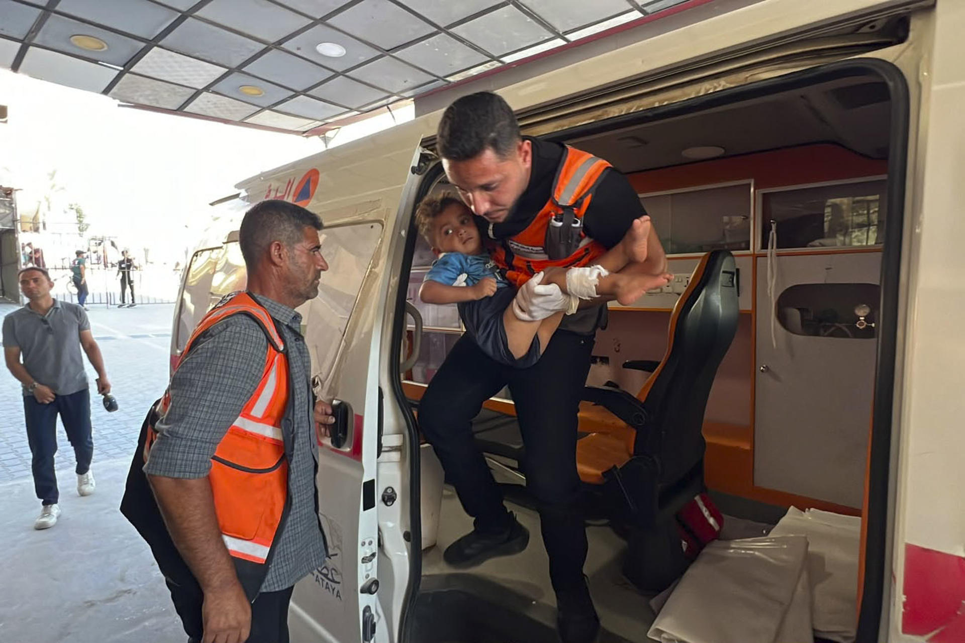 GAZA (GAZA Y CISJORDANIA), 19/07/2026.- Heridos son trasladados al hospital de campaña Al Kuwait tras un ataque aéreo este domingo contra tiendas de campaña de desplazados en la zona de Mawasi (Jan Yunis, sur de la Franja), en el que el ejército israelí mató a un gazatí e hirió a otros diez, la mayoría niños. EFE/