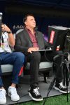 El técnico de Colombia, Néstor Lorenzo, observa antes del partido de dieciseisavos de final del Mundial 2026 entre Colombia y Ghana, en Kansas City, Missouri (EE.UU.). EFE/AMY KONTRAS
