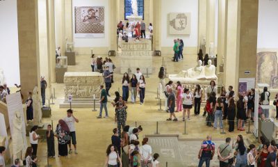 Las autoridades culturales del Líbano alertan de que la ofensiva israelí en el sur del país no solo está destruyendo pueblos e infraestructuras, sino también parte de un patrimonio arqueológico e histórico que consideran esencial para la identidad nacional, un mensaje que exhiben ante miles de visitantes en los principales museos libaneses. EFE/EPA/WAEL HAMZEH