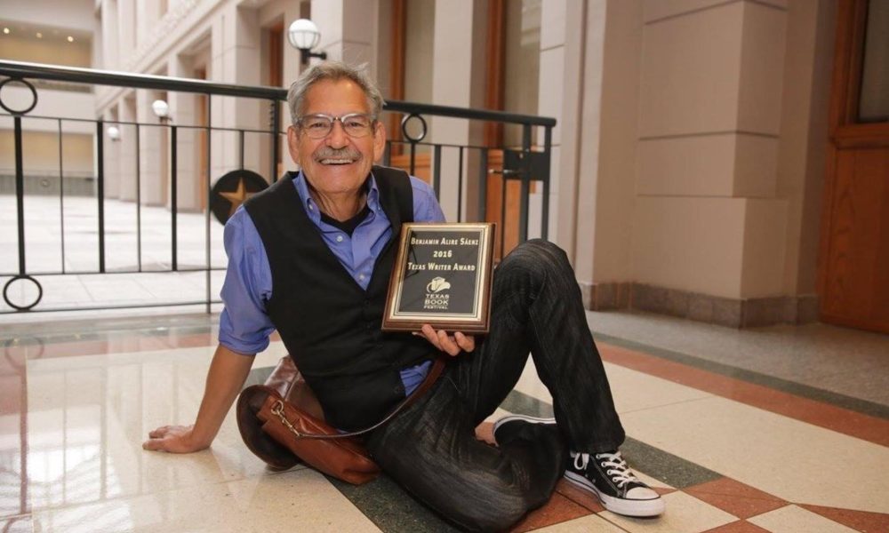 Fotografía cedida por Benjamin Ink donde aparece el escritor, poeta y artista estadounidense de origen mexicano Benjamin Alire Sáenz, quien falleció este martes a los 71 años, según informaron este miércoles medios locales. EFE/Benjamin Ink /SOLO USO EDITORIAL /NO VENTAS /SOLO DISPONIBLE PARA ILUSTRAR LA NOTICIA QUE ACOMPAÑA /CRÉDITO OBLIGATORIO
