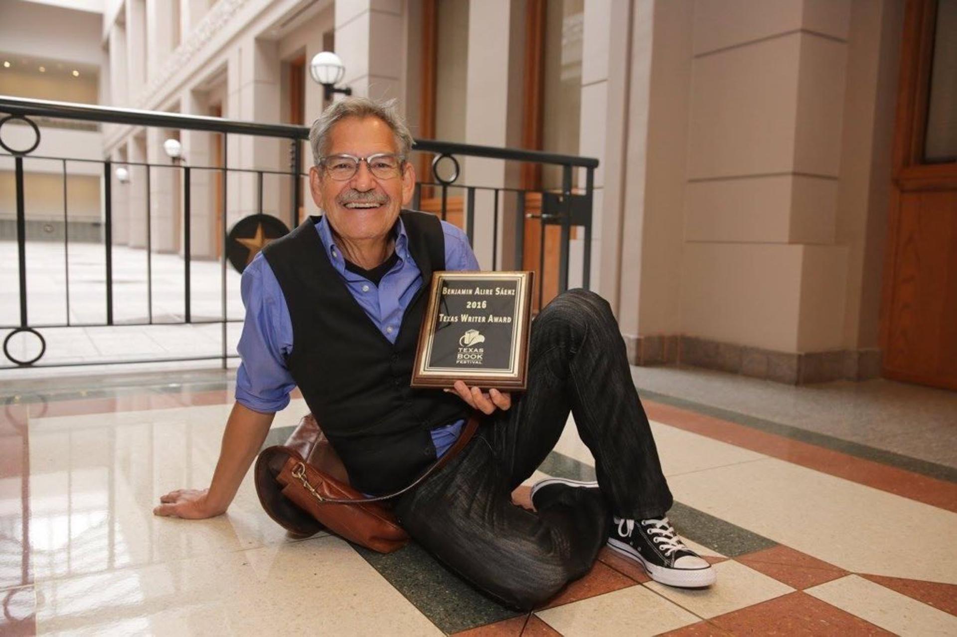 Fotografía cedida por Benjamin Ink donde aparece el escritor, poeta y artista estadounidense de origen mexicano Benjamin Alire Sáenz, quien falleció este martes a los 71 años, según informaron este miércoles medios locales. EFE/Benjamin Ink /SOLO USO EDITORIAL /NO VENTAS /SOLO DISPONIBLE PARA ILUSTRAR LA NOTICIA QUE ACOMPAÑA /CRÉDITO OBLIGATORIO