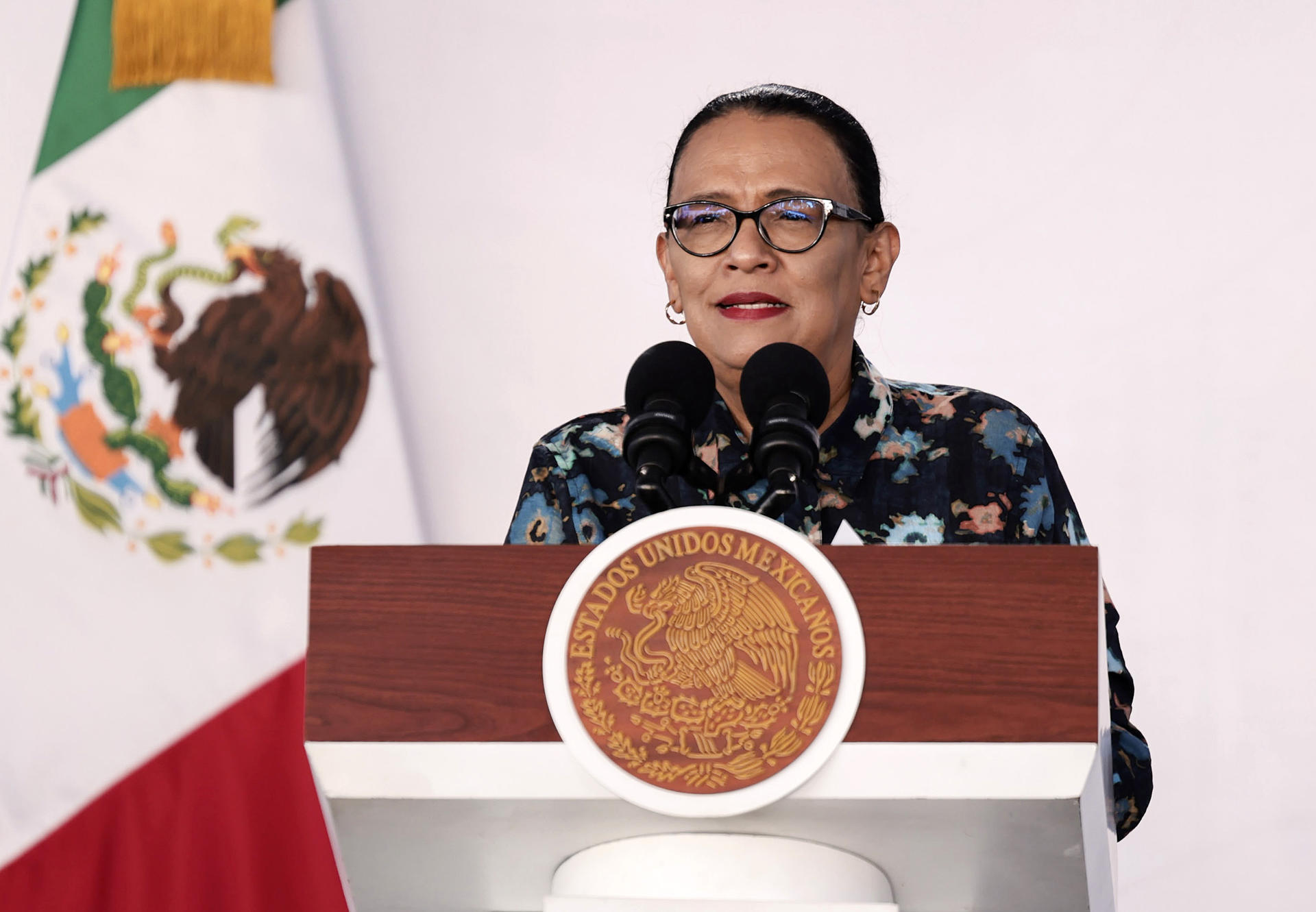 Fotografía cedida por la Presidencia de México de la secretaria de Gobernación, Rosa Icela Rodríguez, durante una rueda de prensa este viernes, en la ciudad de Cuernavaca en Morelos (México). EFE/Presidencia de México/SOLO USO EDITORIAL/NO VENTAS/SOLO DISPONIBLE PARA ILUSTRAR LA NOTICIA QUE ACOMPAÑA(CRÉDITO OBLIGATORIO)