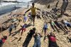 Niños gazatíes aprendiendo a nadar gracias a la iniciativa de Ámyad Tantish. EFE/ Str