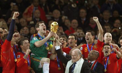 El capitan de la selección española de fútbol, Iker Casillas (de verde), recibe la copa del Mundial de Sudáfrica que la selección española consiguió tras vencer en la final a la selección de Holanda por 1-0. Archivo EFE/Cézaro de Luca